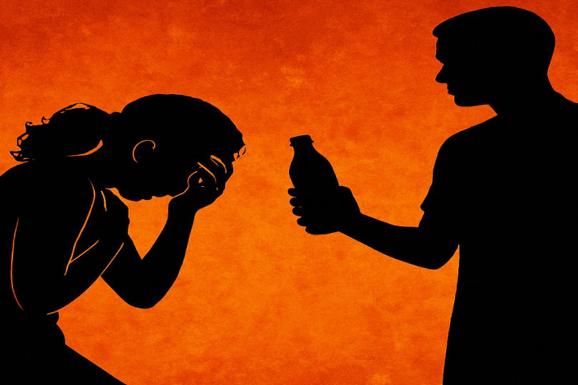 മൊബൈൽ ഫോണിൽ പാട്ട് വെക്കുന്നതിനെച്ചൊല്ലിയുണ്ടായ തർക്കത്തെത്തുടർന്ന് ഭർത്താവ് ഭാര്യയുടെ മുഖത്ത് ആസിഡ് ഒഴിച്ചു.